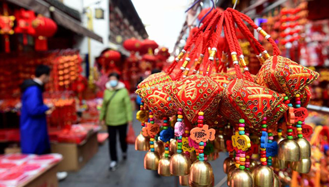 Bewohner kaufen chinesische Neujahrsdekorationen in Hefei