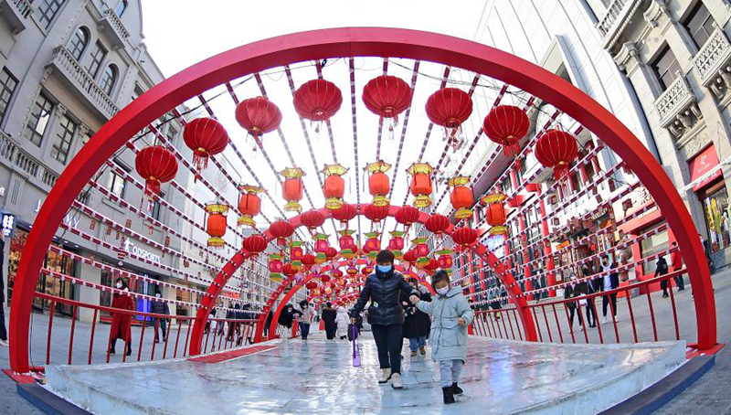 Shenyang: Festliche Dekorationen der Einkaufsstraßen für bevorstehendes chinesische Neujahrsfest
