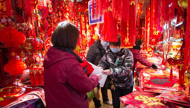 Menschen kaufen Dekorationen für bevorstehendes Frühlingsfest in Xi'an