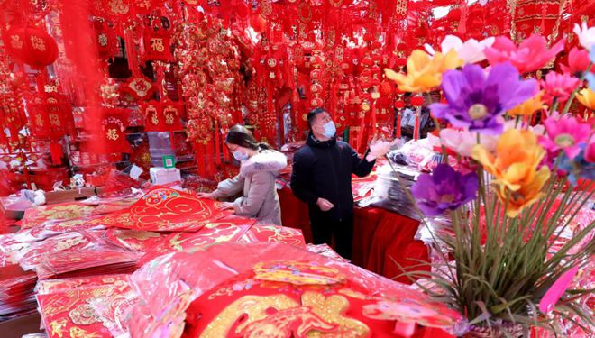 Menschen kaufen für bevorstehendes Frühlingsfest auf Markt in Shijiazhuang ein
