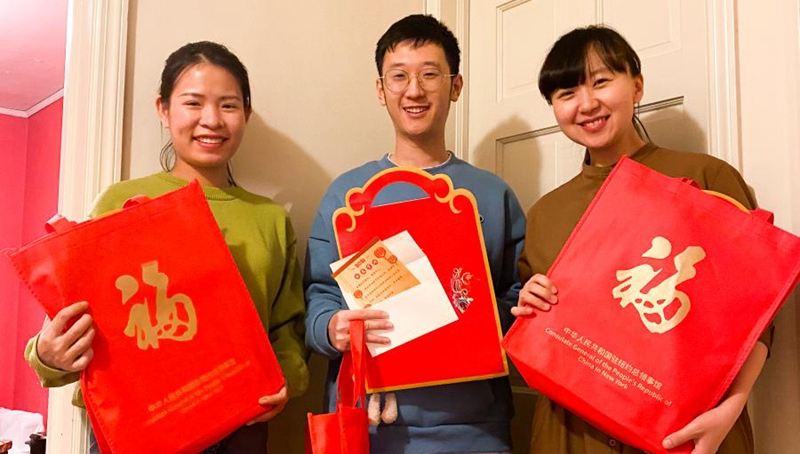 Chinesische Botschaften und andere diplomatische Vertretungen verteilen Frühlingsfest-Kits für Chinesen im Übersee