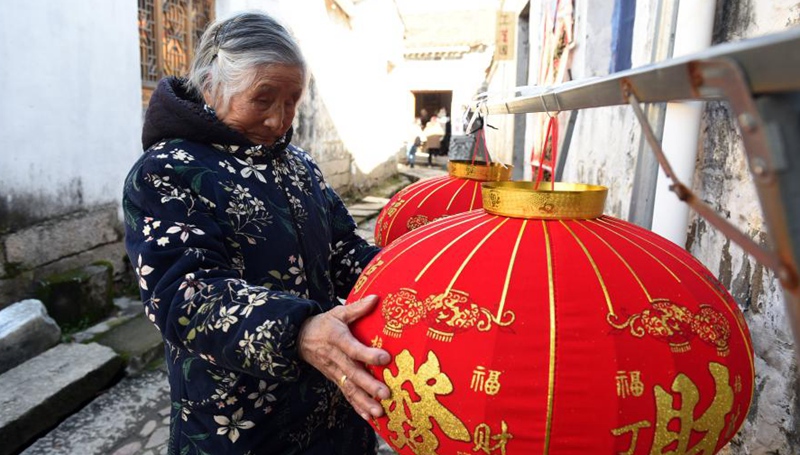 Vorbereitung für Frühlingsfest im chinesischen Dorf mit 1000-jähriger Geschichte