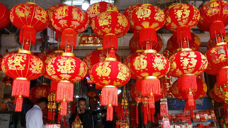 Menschen kaufen Dekorationen für das chinesische Neujahr in Kambodscha
