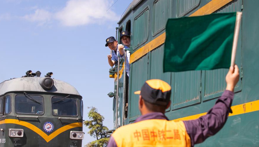 Der gemeinsame Neujahrswunsch bringt die Eisenbahnbauer aus China und Laos näher