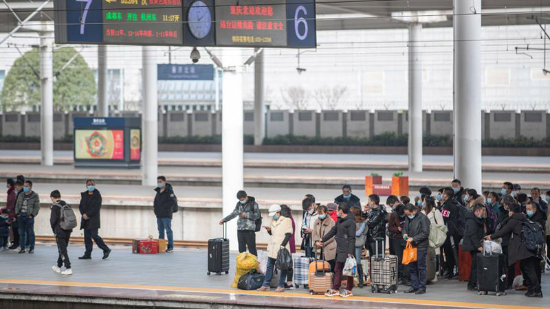 Bahnhöfe treten in Reiseansturm der zurückkehrenden Fahrgäste ein