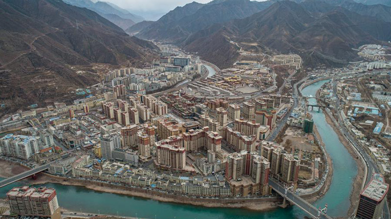 Luftansicht der Stadt Qamdo in Chinas Tibet