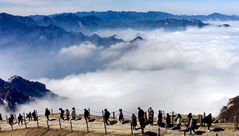 Besucher genießen Landschaft im Berg Huashan in Chinas Shaanxi