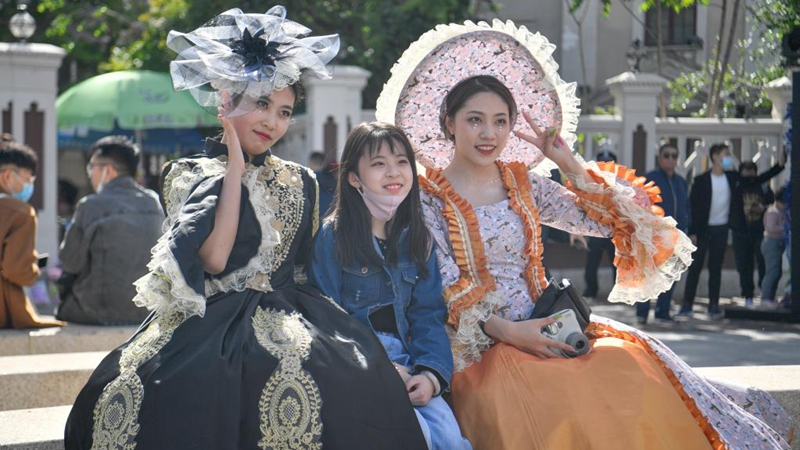 Touristen besuchen während der Maifeiertage das italienische Stilgebiet in Tianjin