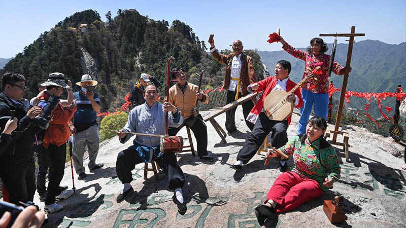 Touristen besuchen Hua Shan während der Maifeiertage