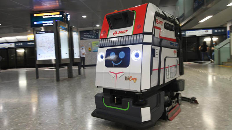 Reinigungsmaschine arbeitet an U-Bahnstation in Singapur