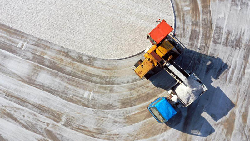 Arbeiter ernten „Frühlingssalz“ auf Salzfeldern in Chinas Shandong
