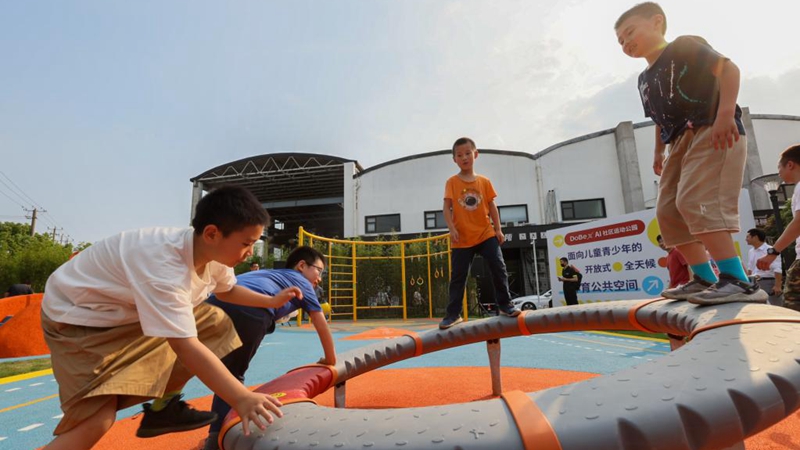 Kinder haben Spaß in einem Sportpark in Shanghai