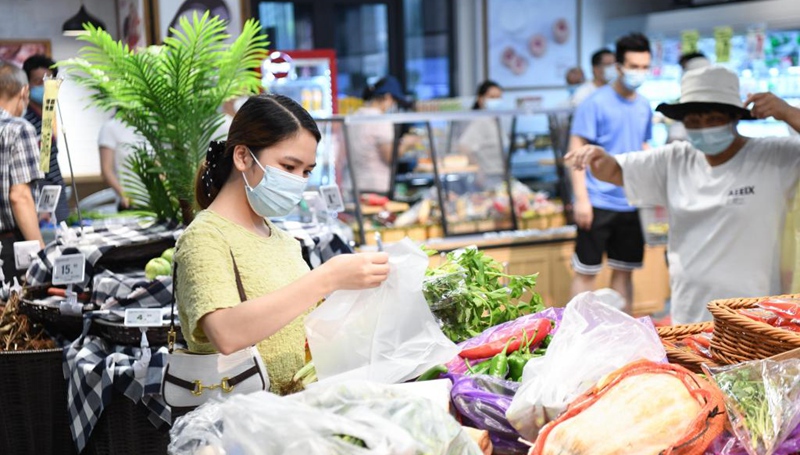 Bewohner kaufen Waren des täglichen Bedarfs in Guangzhou
