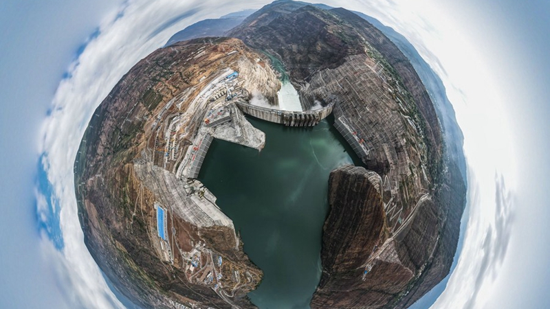Staudamm von Chinas neuem Mega-Wasserkraftwerk ist fertig betoniert