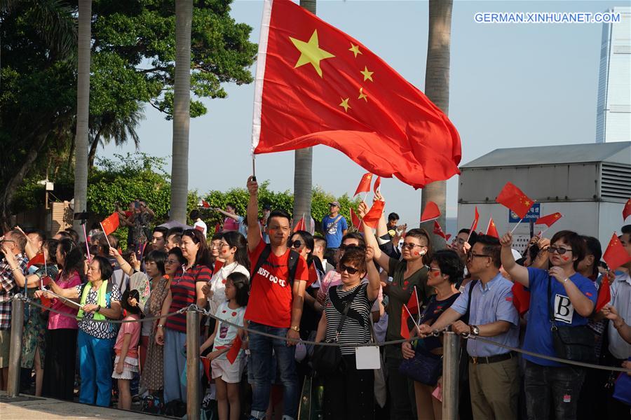 zeremonie zum hissen der nationalflagge auf gold